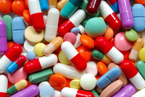 imagen de comprimidos y cápsulas (medicamentos)