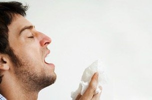 persona estornudando